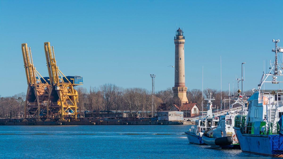 Na zdjęciu latarnia morska w Świnoujściu, znajdująca się w odciętej części miasta