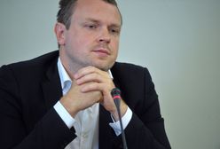 Michał Tusk na celowniku TVP Info. Wykształcenie i prawo jazdy na autobus