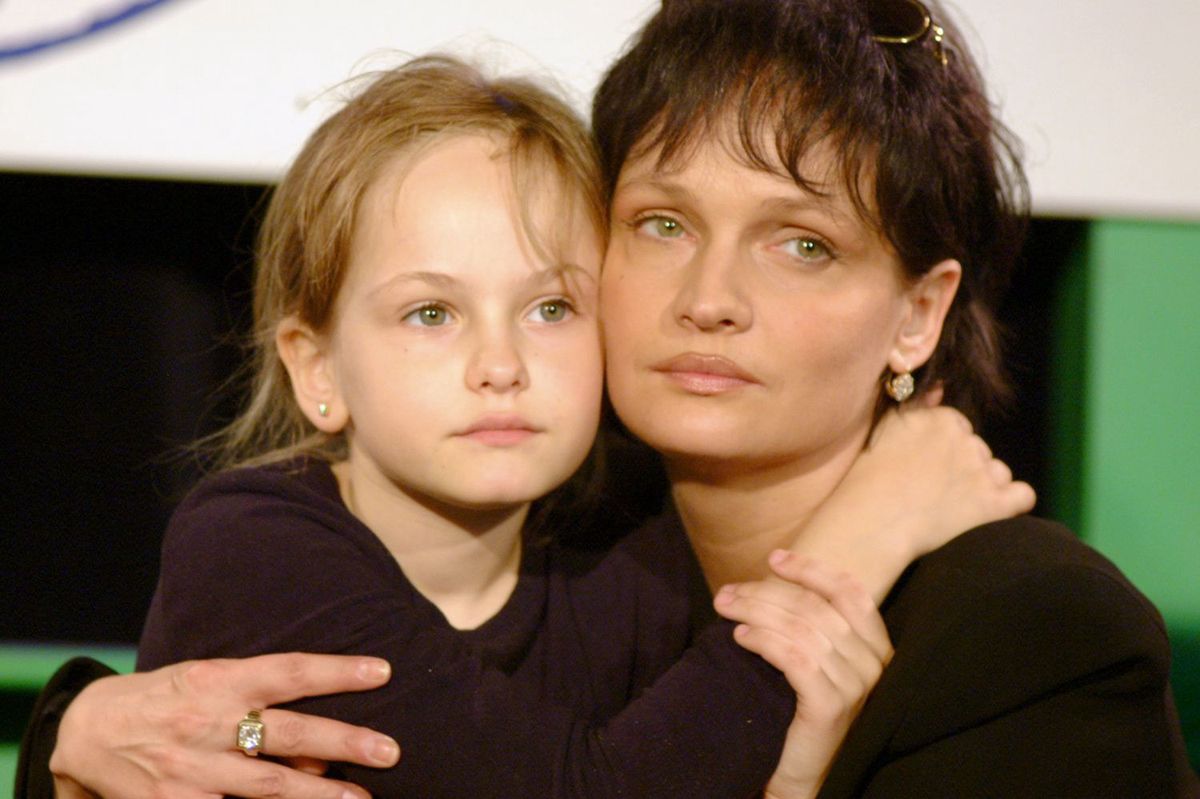 Adrianna Biedrzyńska z córką w 2002 r.
