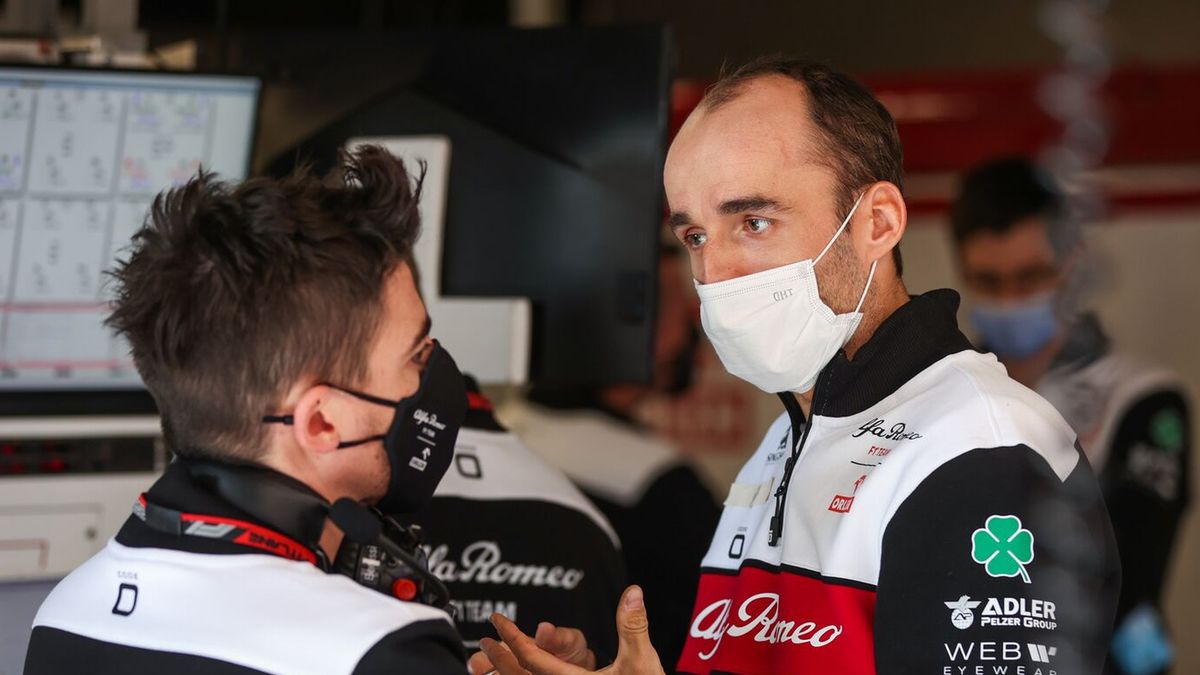 Materiały prasowe / Alfa Romeo F1 ORLEN / Na zdjęciu: Robert Kubica (po prawej) w rozmowie z inżynierem