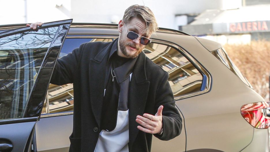 na ulicy, wsiadanie do samochodu