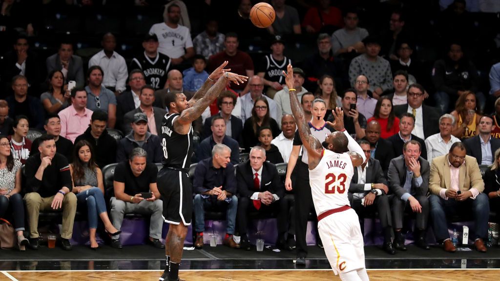 Sean Kilpatrick (z lewej) i LeBron James (z prawej)