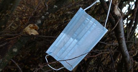 Maseczki poważnym źródłem zanieczyszczeń. Uwalniają metale ciężkie do środowiska