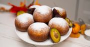 Pączki dyniowe ze śliwkową niespodzianką staną się hitem tej jesieni. Smażę je na okrągło