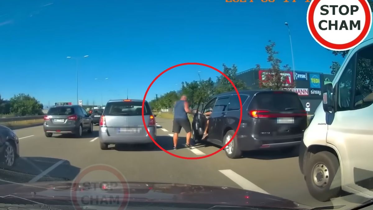  Między mężczyznami doszło do sporu. Nagle pasażer podbiegł do kierowcy 