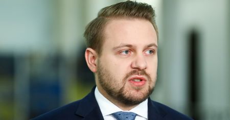 Ozdoba anulowałby kamienie milowe. Porównał KPO do lichwy