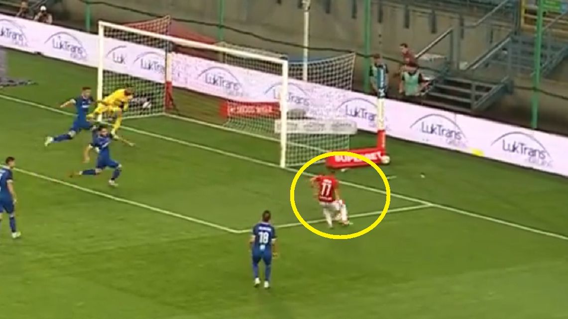 Screen / Polsat Sport / Na zdjęciu: Angel Baena miał przed sobą pustą bramkę, ale fatalnie spudłował