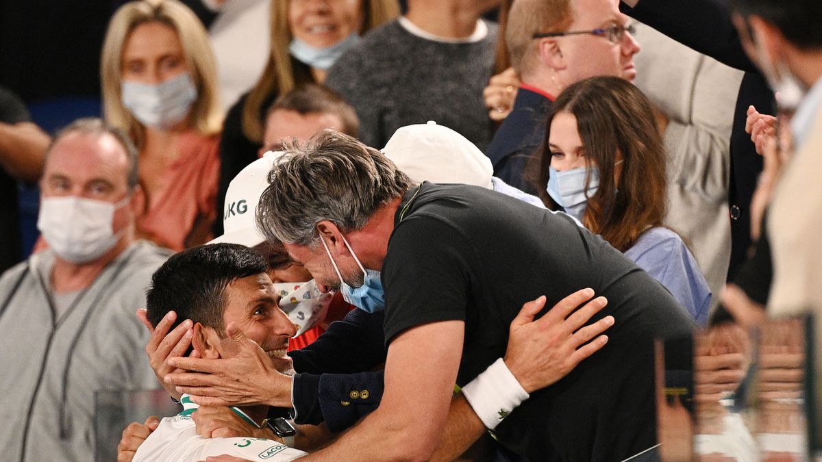 Goran Ivanisević (z prawej) gratuluje Novakowi Djokoviciowi zwycięstwa w Australian Open 2021