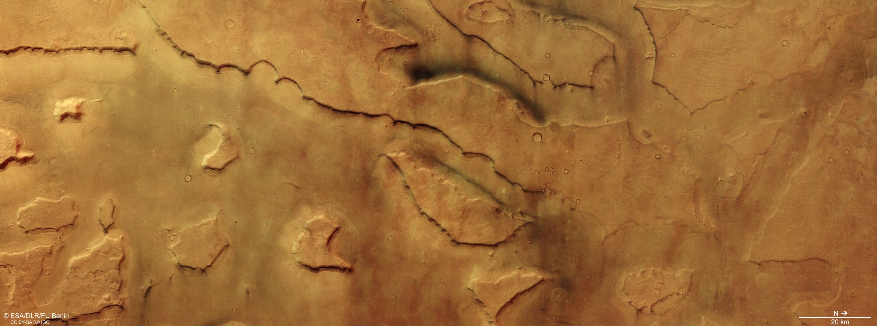 Wirujące diabły pyłowe nad kanionami Marsa. Nowe zdjęcia i odkrycia