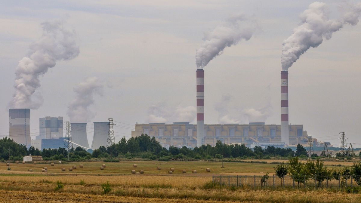 PGE Elektrownia Belchatów a przed nią odkrywka węgla brunatnego