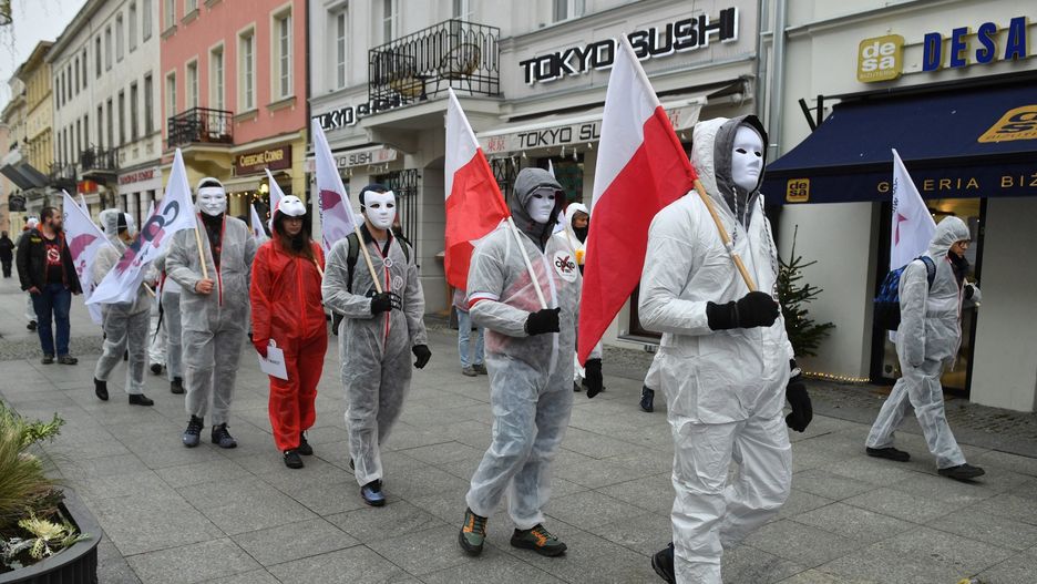 Warszawa, 19.12.2020. Koronawirus w Polsce. Uczestnicy protestu w Warszawie, 19 bm., przeciw obostrzeniom, wprowadzanym w związku z pandemią Covid-19.
