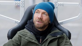 Przemysław Kossakowski po rozstaniu z Martyną Wojciechowską wycofał się z mediów. Zrobiono mu nowe zdjęcia na lotnisku (FOTO)