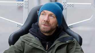 Przemysław Kossakowski po rozstaniu z Martyną Wojciechowską wycofał się z mediów. Zrobiono mu nowe zdjęcia na lotnisku (FOTO)