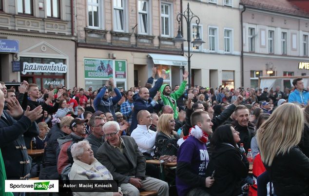 Na Rynku w Ostrowie kibice entuzjastycznie reagowali na wydarzenia z Daugavpils