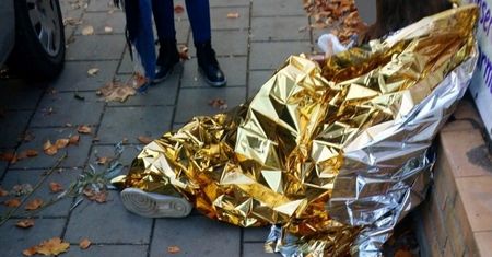 20-latka krwawiła na chodniku. Nikt z przechodniów nie reagował