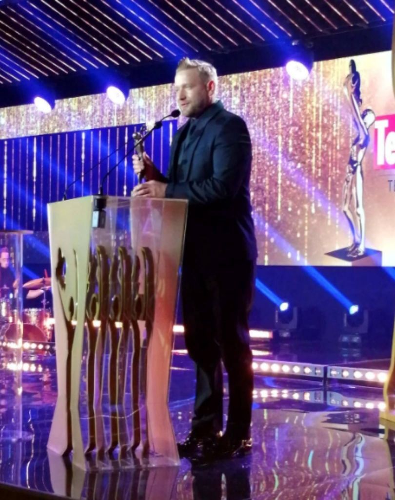 Telekamery 2021. Bartek Jędrzejak odbiera statuetkę i porównuje się do Leonardo DiCaprio