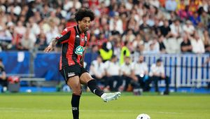 Utytułowany klub nie wrócił do Ligue 1. Zostaje w niej Polak
