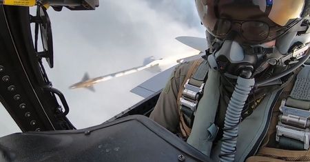 Myśliwiec F-15 w akcji. Niszczenie celu uchwycone na wideo