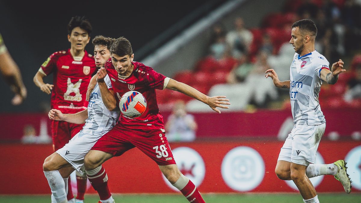 Newspix / JAKUB ZIEMIANIN/ 400mm.pl/ / Na zdjęciu: Leon Musajew (przy piłce)