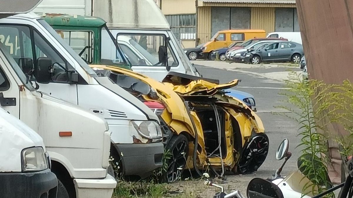 Wrak Renault Megane RS na parkingu policyjnym