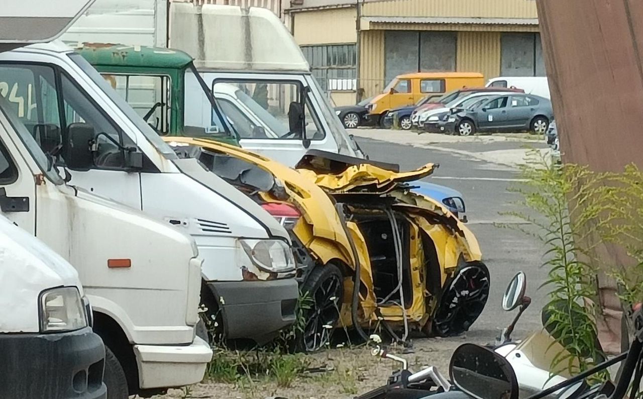 Wypadek tuningowanym samochodem. Kiedy wyższa moc może się stać kulą u nogi