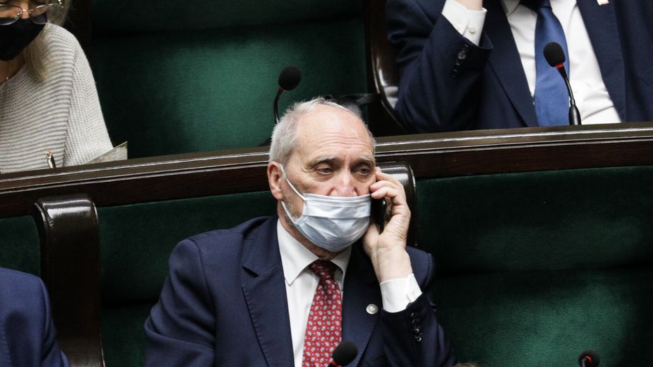 "Super Express" przyłapał limuzynę Antoniego Macierewicza na zbyt szybkiej jeździe