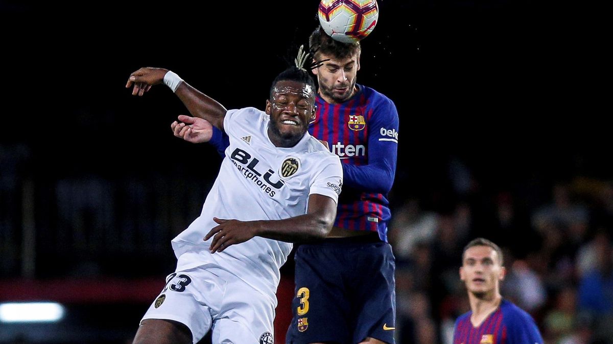 Michy Batshuayi (Valencia FC) i Gerard Pique (FC Barcelona)