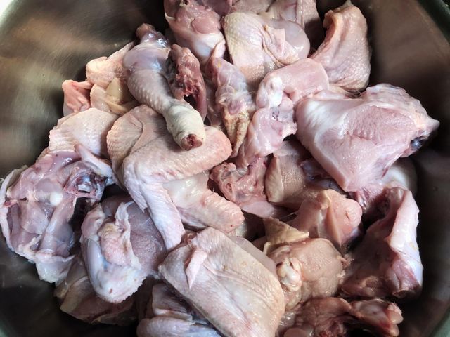 Szkodliwe części kurczaka, których lepiej nie spożywać. W nich gromadzą się pasożyty