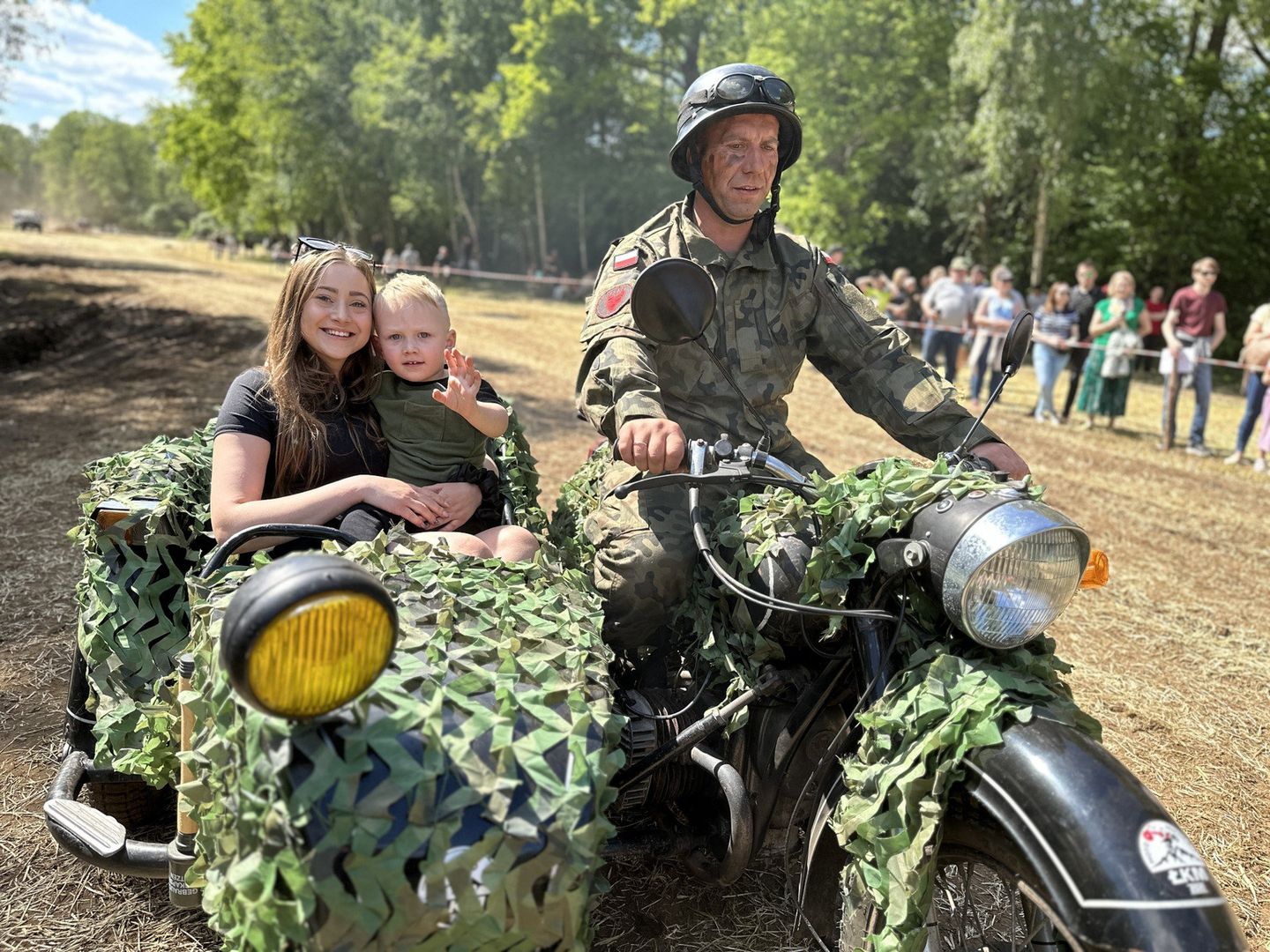 Piknik wojskowy w gminie Szczerców. Czołg i helikopter w akcji