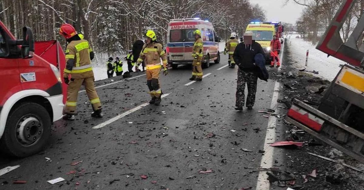 Samochód osobowy czołowo zderzył się z ciężarówką