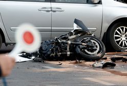 Śmiertelny wypadek w Rumi. Motocyklista uderzył w zaparkowany samochód i zmarł na miejscu