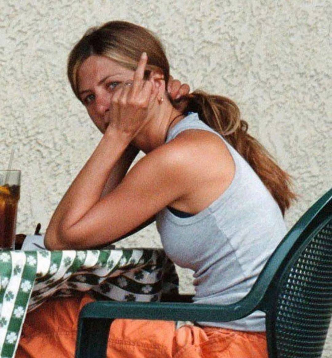 Jennifer Aniston pokazuje środkowy palec