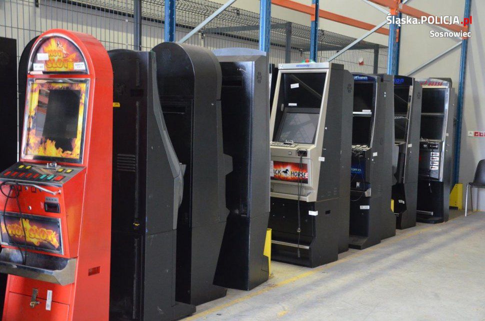 Policjanci zabezpieczyli w Sosnowcu cztery nielegalne automaty do gry.