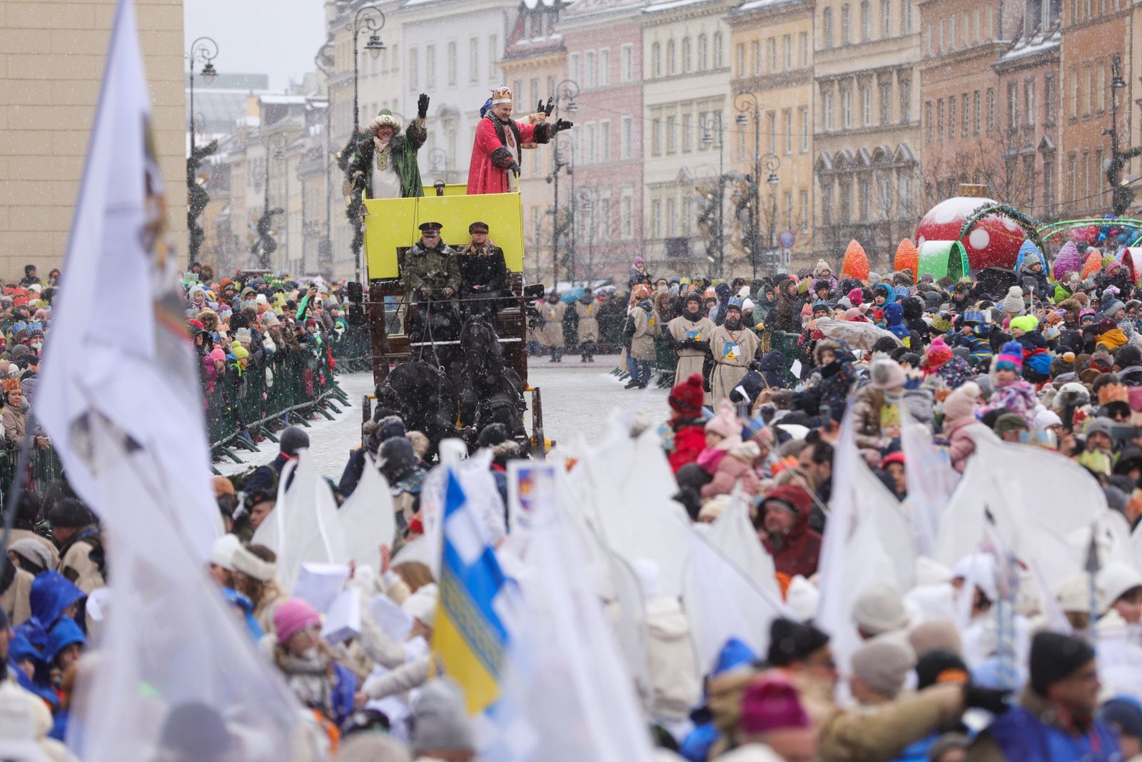 orszak Trzech Kr�li
Warszawa, 06.01.2024. Orszak Trzech Kr�li w Warszawie, 6 bm. Uczestnicy tegorocznej edycji wydarzenia przeszli ulicami miasta pod has�em "W jase�kach le�y!". (amb) PAP/Rafa� Guz
Rafa� Guz
obchody, orszak, Orszak Trzech Kr�li, swi�to, W jase�kach le�y