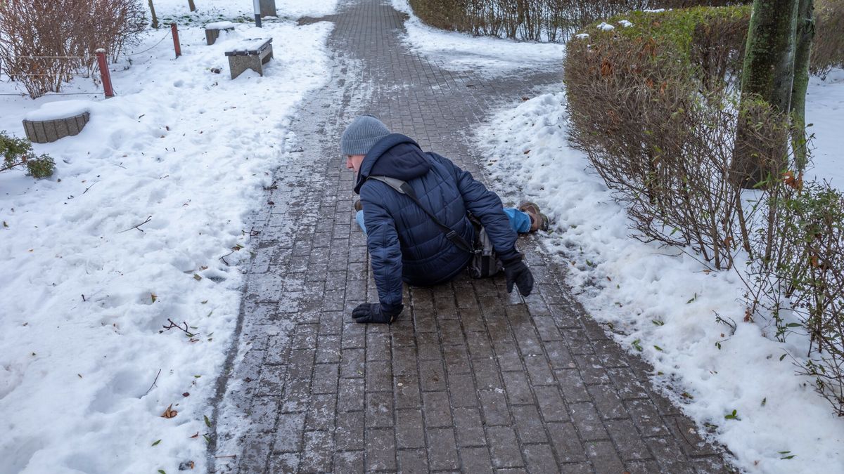 Stock ArZi
Fot. Arkadiusz Ziolek/East News. Warszawa 20.12.2022.

n/z Mezczyzna przewrocil sie na sliskim chodniku.
ARKADIUSZ ZIOLEK