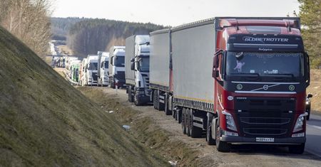 Rośnie kolejka tirów na przejściu z Białorusią. Już 34 godziny oczekiwania