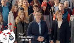 Maciej Kurzajewski i Maciej Musiał promują „Pomaganie przez zbliżanie” w PKO BP (wideo)