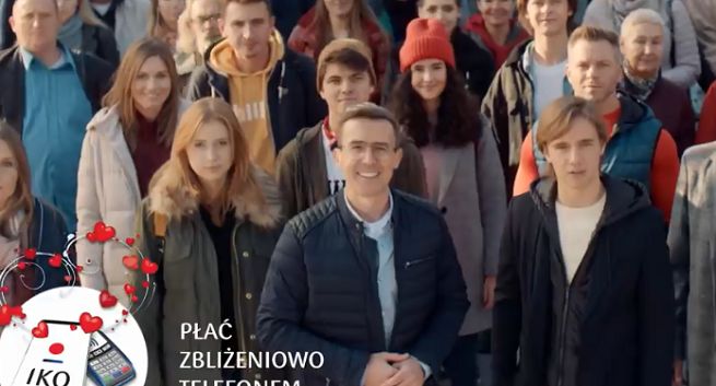 Maciej Kurzajewski i Maciej Musiał promują „Pomaganie przez zbliżanie” w PKO BP (wideo)
