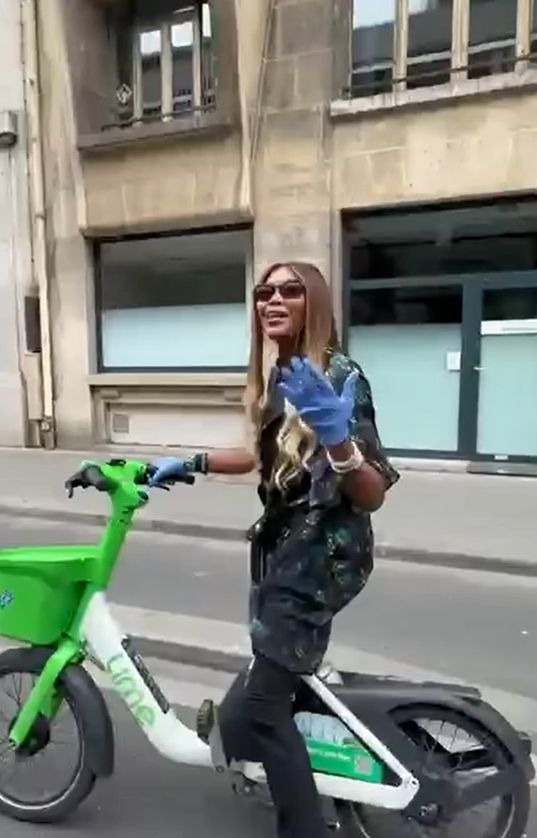 Naomi Campbell w rękawiczkach pruje przez Paryż na rowerze