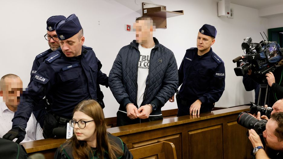 Konin, 26.11.2024. Oskarżeni Radosław M. (2P) i Łukasz B. (L) na sali Sądu Okręgowego w Koninie, 26 bm. Ruszył proces ws. zabójstwa z Pyzdr. Trzech mężczyzn: Łukasza B., Jana K. i Radosława M. odpowie za zabójstwo 17-letniego Fabiana z Tarnowy, do którego doszło pod koniec października 2016 roku. Mężczyźni mieli wywieźć Fabiana z Tarnowej samochodem, a następnie bestialsko zamordować i wrzucić ciało do Warty. (mr) PAP/Tomasz Wojtasik ***UWAGA!!! ZAKAZ PUBLIKACJI WIZERUNKU I DANYCH OSOBOWYCH OSKARŻONYCH!!!***