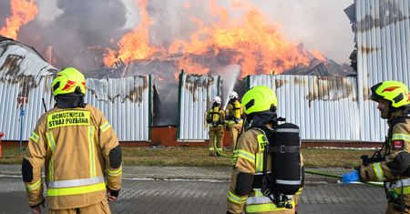 Wielki pożar w Bydgoszczy. "Dogaszanie potrwa wiele godzin"