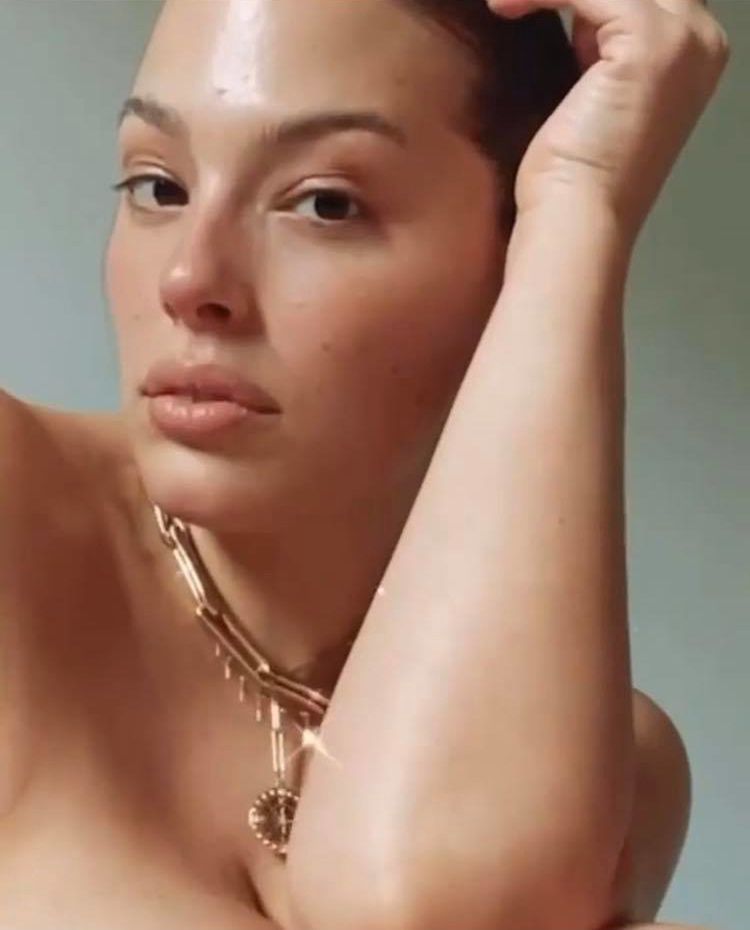 Ashley Graham pokazuje cellulit na udach