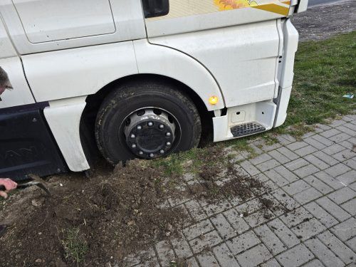 Pomylił drogę, chciał zawrócić. Ulica zablokowana przez ciężarówkę (zdjęcia)