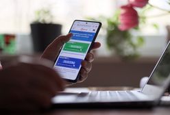 Wrocław. Seniorzy w kolejce do zapisów do punktów szczepień. Rejestracja z drobnymi problemami