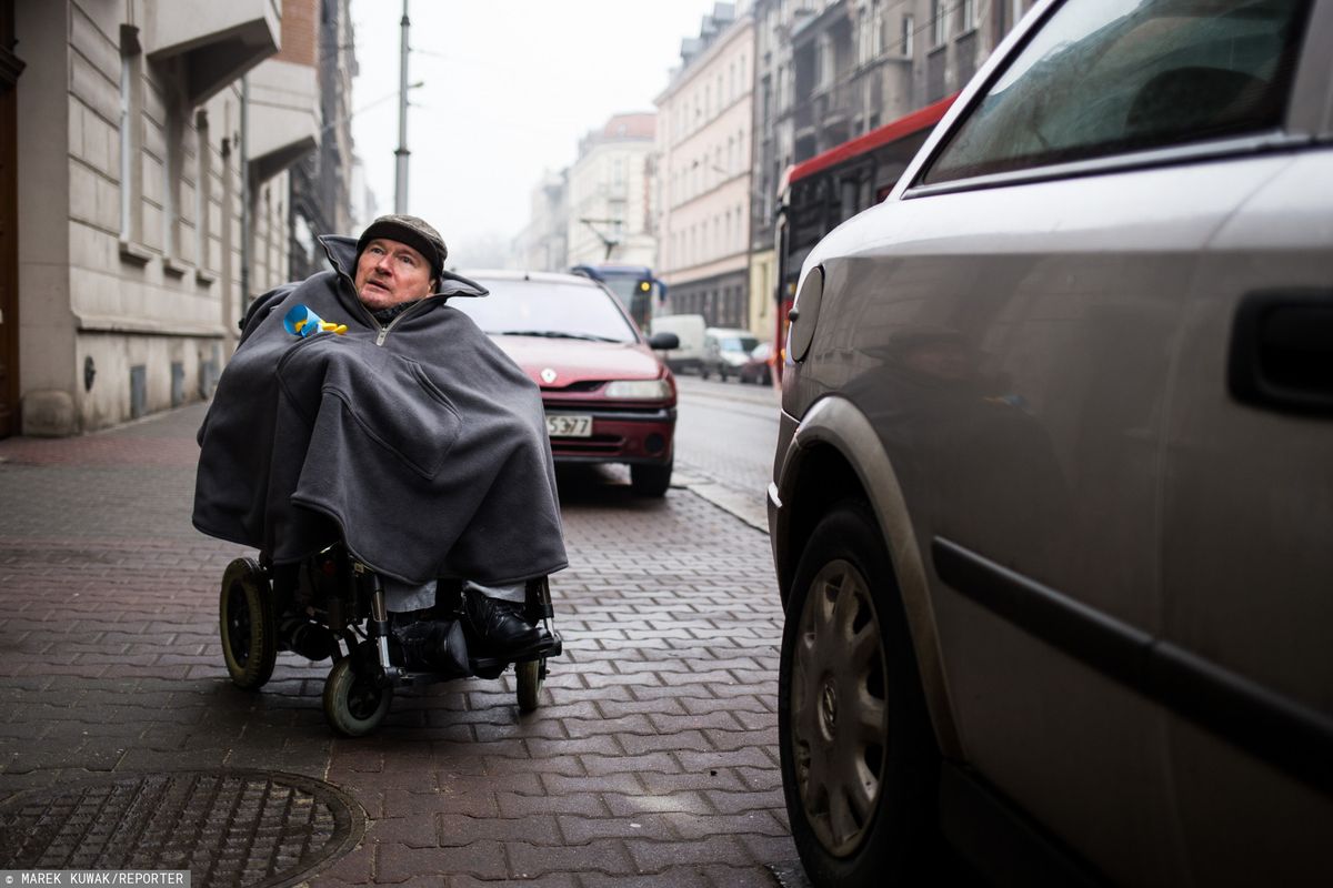 Niepełnosprawny polityk wygrał wybory i chciał odebrać zaświadczenie. Na dworcu przeżył szok