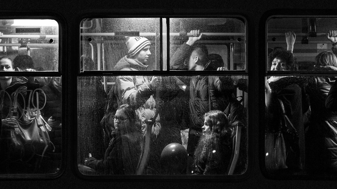 Przez dwie zimy fotografował ludzi marznąc na moście. Tak powstał projekt "Tramwaj" 10
