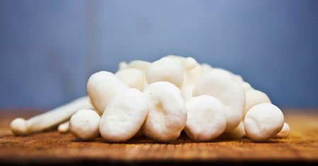 Surowe grzyby enoki