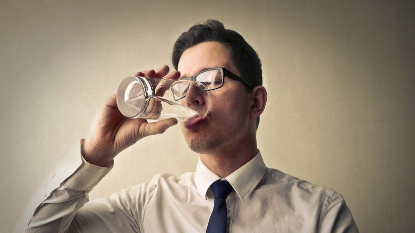 Dlaczego warto pić gorącą wodę?