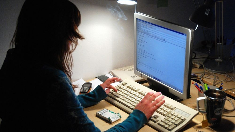 Podstawą wykonywania pracy ma być umowa o pracę - nawet w odniesneiu do osób, które dorabiają wieczorami lub w weekendy do regularnej pensji