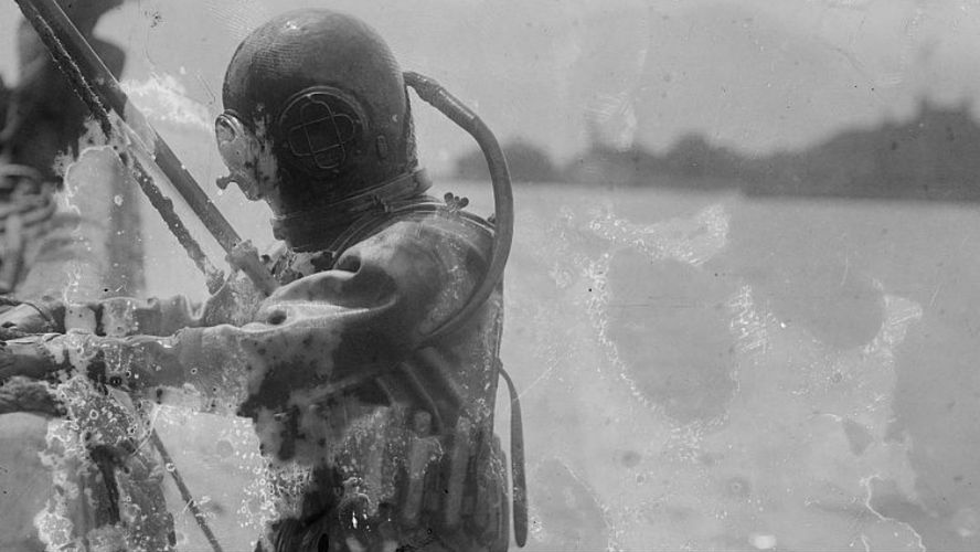 Nurek szukający odłamków po zamachu przeprowadzonym przez niemieckich dywersantów na Wyspie Black Tom, 1916 rok